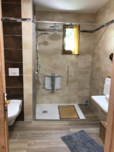 salle de bain douche pmr