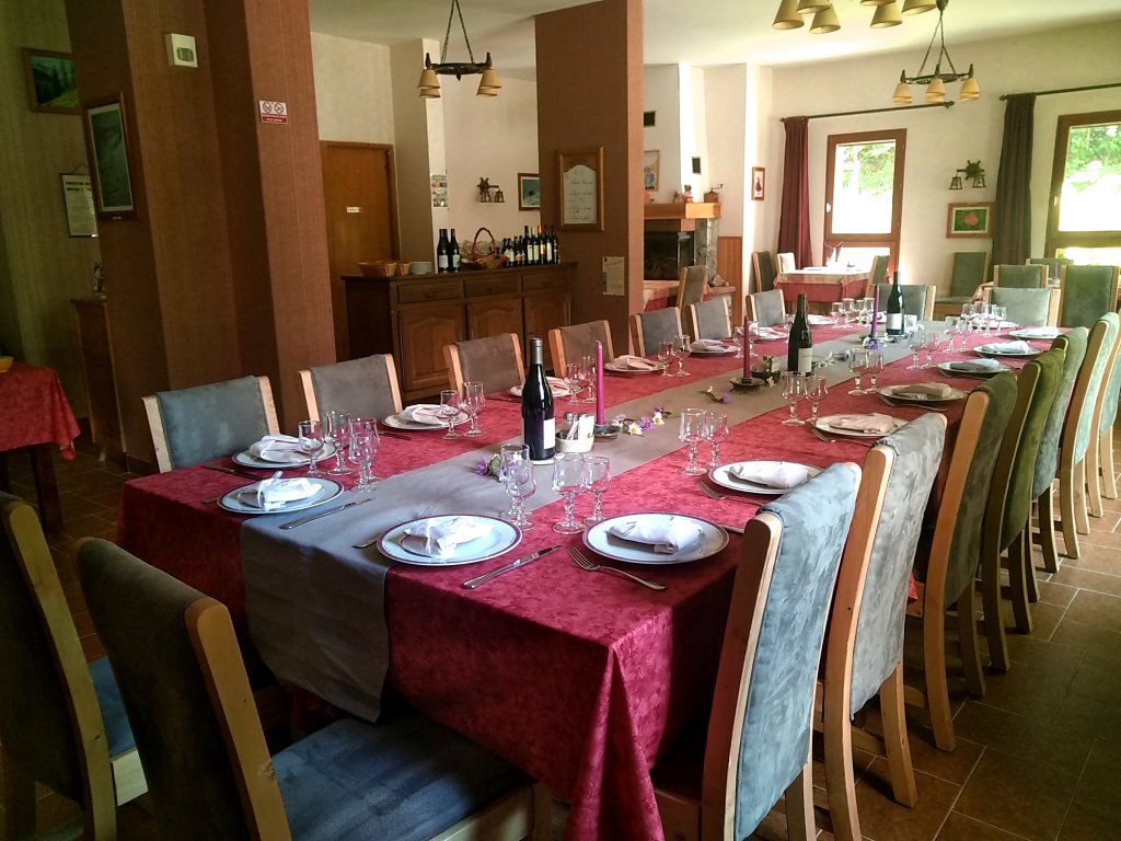 Grande table dans la salle du restaurant